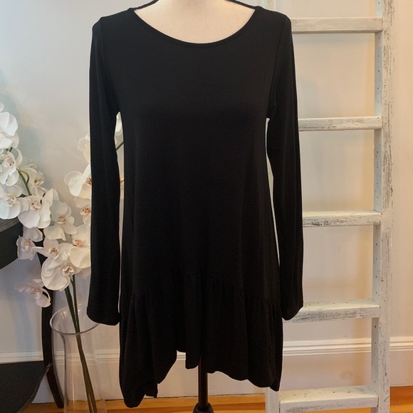 Des Feli Tops - Store Closing!! Black High Low Ruffle Bottom Top